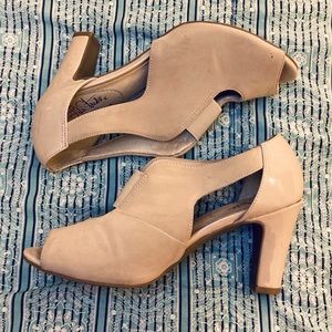 Cream colored heels 🟤
